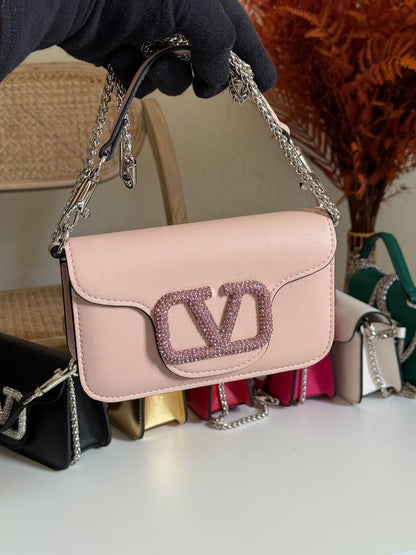 VALENTINO
20cm
350 dhs💓
Top quality 
With box🎁

Zain167
♥️♥️♥️