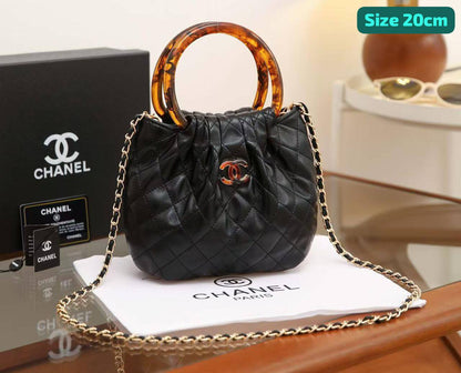 Chanel
Good quality 

with box 🎁🎁🎁

100 dhs✅

Zain186
♥️♥️♥️