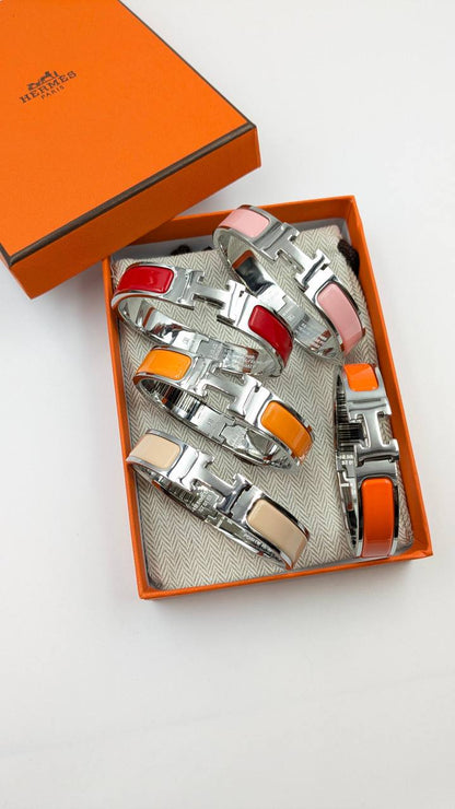 Hermes
*Super Master Quality* 
*Bangle*
110 dhs🪙🌨️ with Normal Box 🎁
120 dhs🪙🌨️ with Good Box 🎁
145 dhs🪙🌨️ with Master Box 🎁

Zain210
♥️♥️♥️