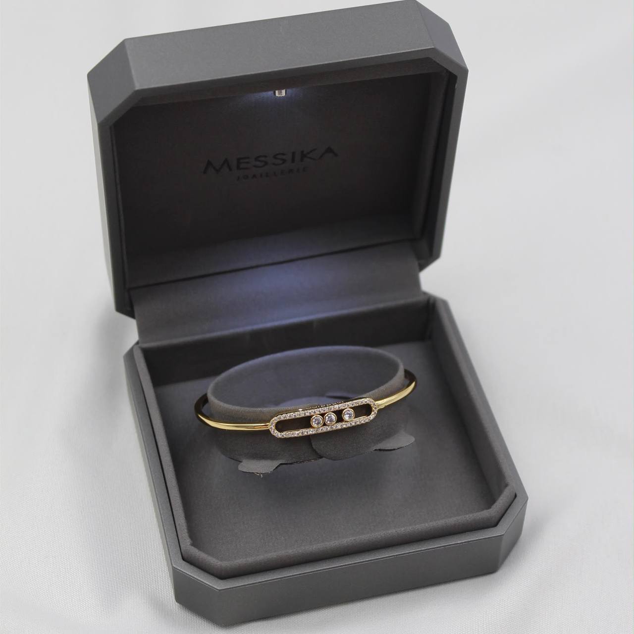 MESSIKA
* ⁠↗️ *Super Master Quality ®️*⬆️
* MOVE CLASSIQUE BANGLE
The Move pavé thin bangle diamond bracelet is available in Size 15cm & 17cm
yellow gold , White Gold and pink gold.

*105 dhs🇦🇪🇦🇪* with *NORMAL* Box & Bag
*150 dhs🇦🇪🇦🇪* with *ORIGIN
