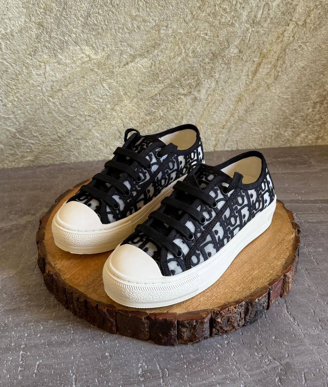 DIOR 
SuperMaster Quality 💯
450 dhs✅
Size: 36-41💥

Zain171
♥️♥️♥️