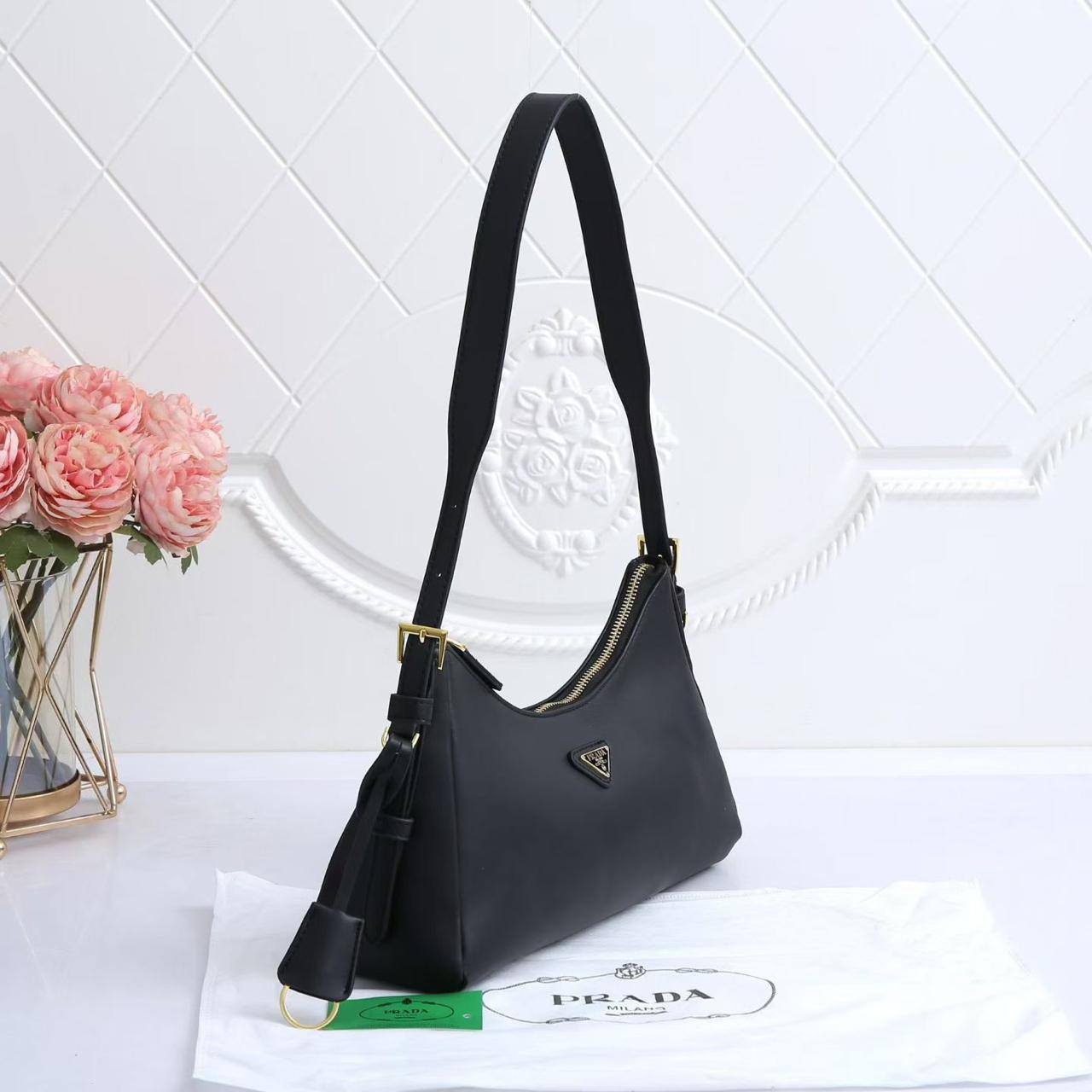 🎉 Offer 🎊  Prada Hobo Amiee
1️⃣ First quality
Size : 32 *  20 cm
70 dhs🪙🌨️

Zain115
♥️♥️♥️