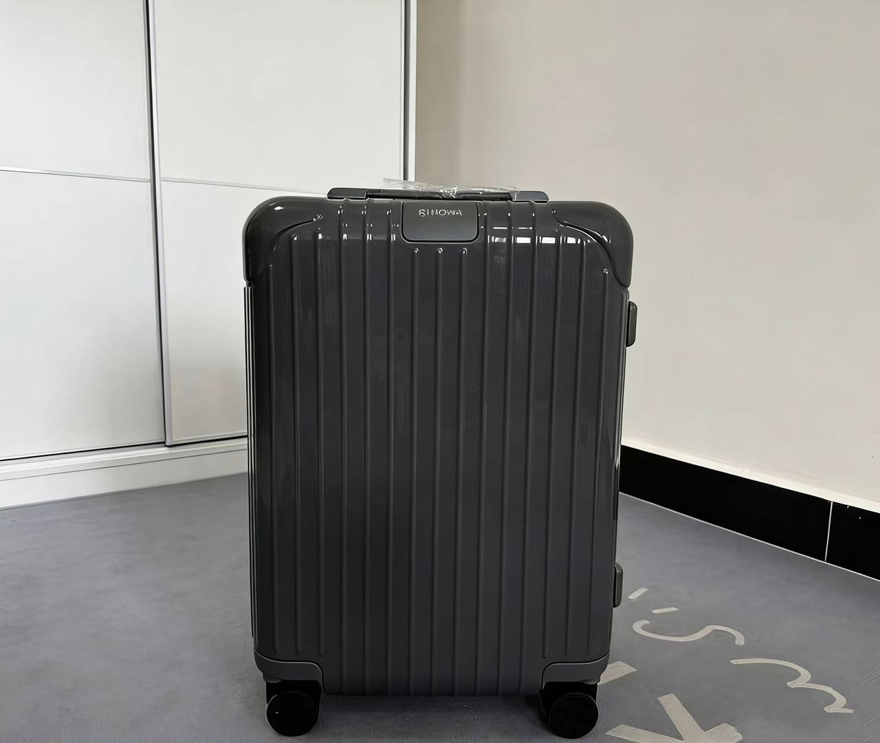 Rimowa Essential 
new came master quality 
480 dhs🌺

Zain39
♥️♥️♥️