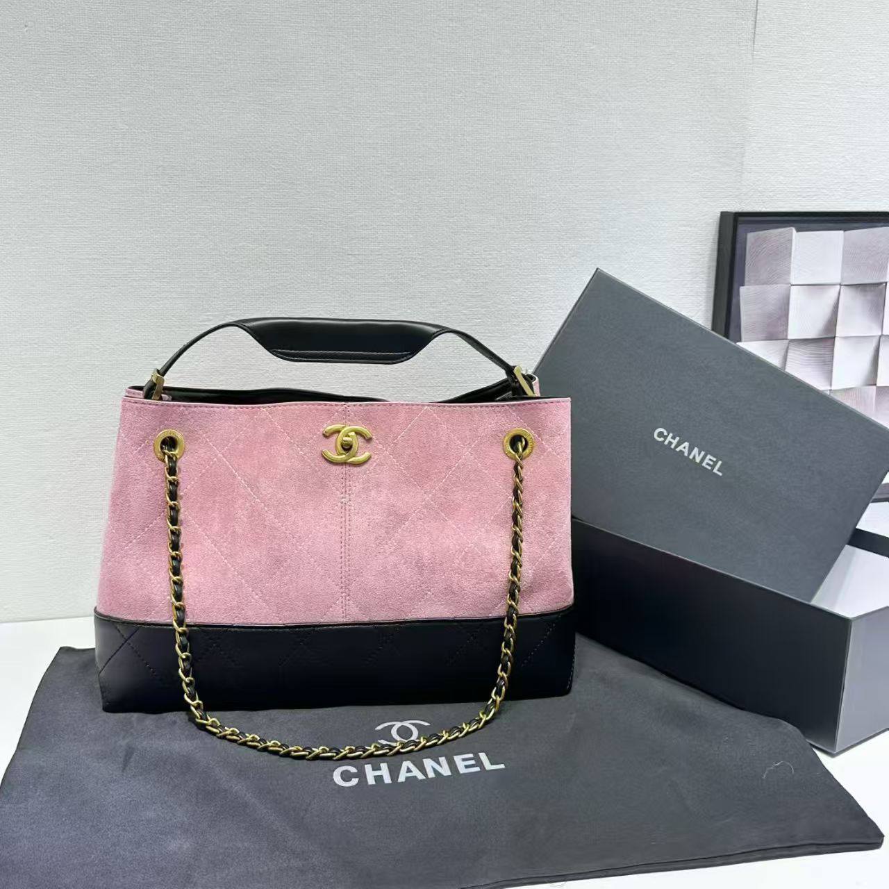 Chanel  
100 dhs❣️
with box 📦 

Good quality 

Zain253
♥️♥️♥️