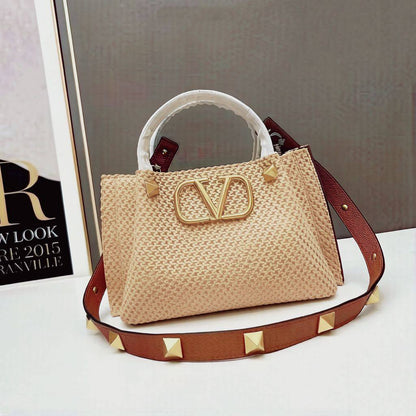 VALENTINO 

NEW CAME 

SMALL SIZE 

GOOD QUALITY 

100 dhs🌺

Zain39
♥️♥️♥️