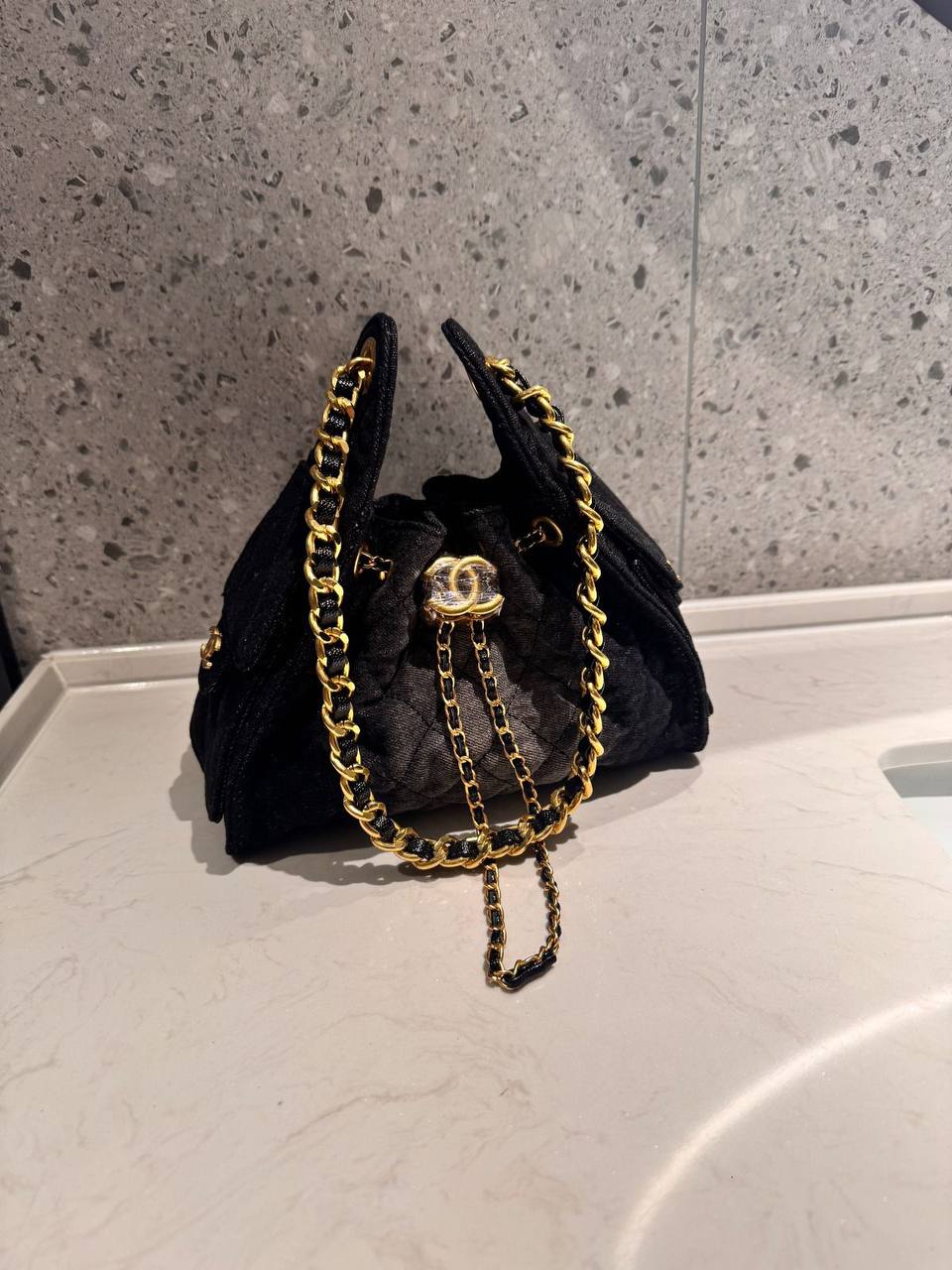 Chanel
Best quality 

with box’s 

120 dhs✅
size 20 CM

Zain290
♥️♥️♥️