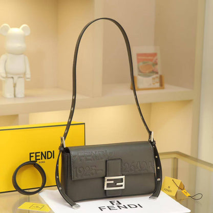 Fendi
GOOD QUALITY
110 dhs✅

Zain200
♥️♥️♥️