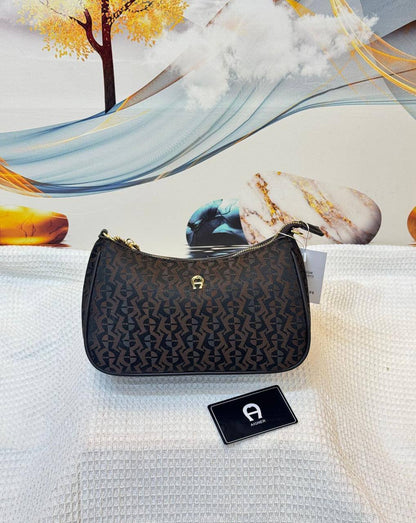 Aigner

Best quality

With box’s
🎁🎁🎁

95 dhs💓
size 24cm

Zain158
♥️♥️♥️