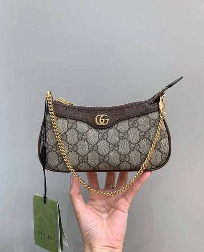 Gucci
90 dhs✅
Good  quality
Size: 19.5cm

with box
🎁🎁🎁

Zain74
♥️♥️♥️