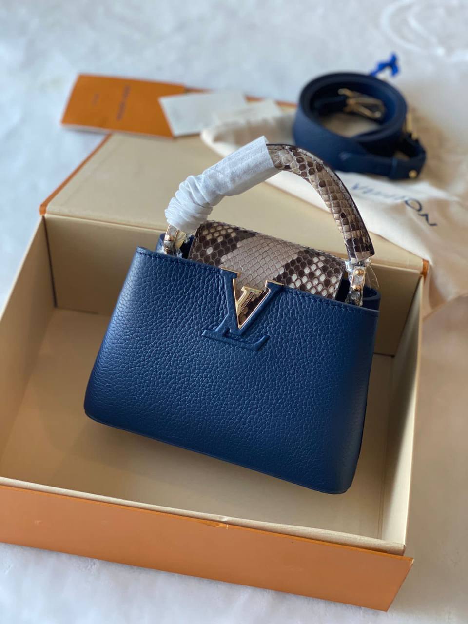 LV
with box
🎁🎁🎁

good quality
105 dhs✅

Zain219
♥️♥️♥️