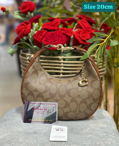 Coach
Good quality 

with box 
🎁🎁🎁

95 dhs💓

Zain186
♥️♥️♥️