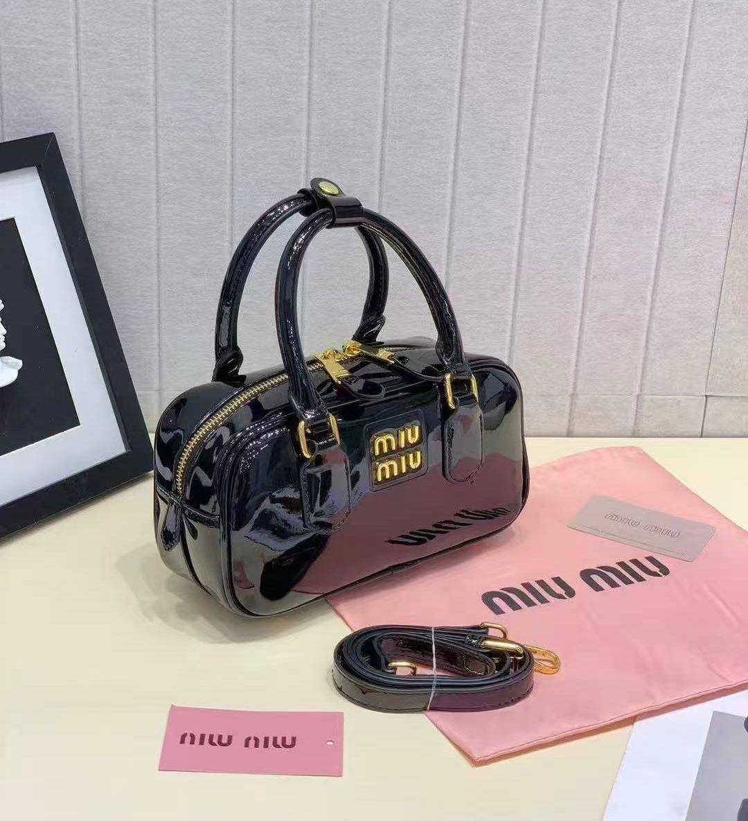 MIU MIU 
GOOD QUALITY 
WITH BOX 
🎁🎁🎁

90 dhs✅

Zain17
♥️♥️♥️