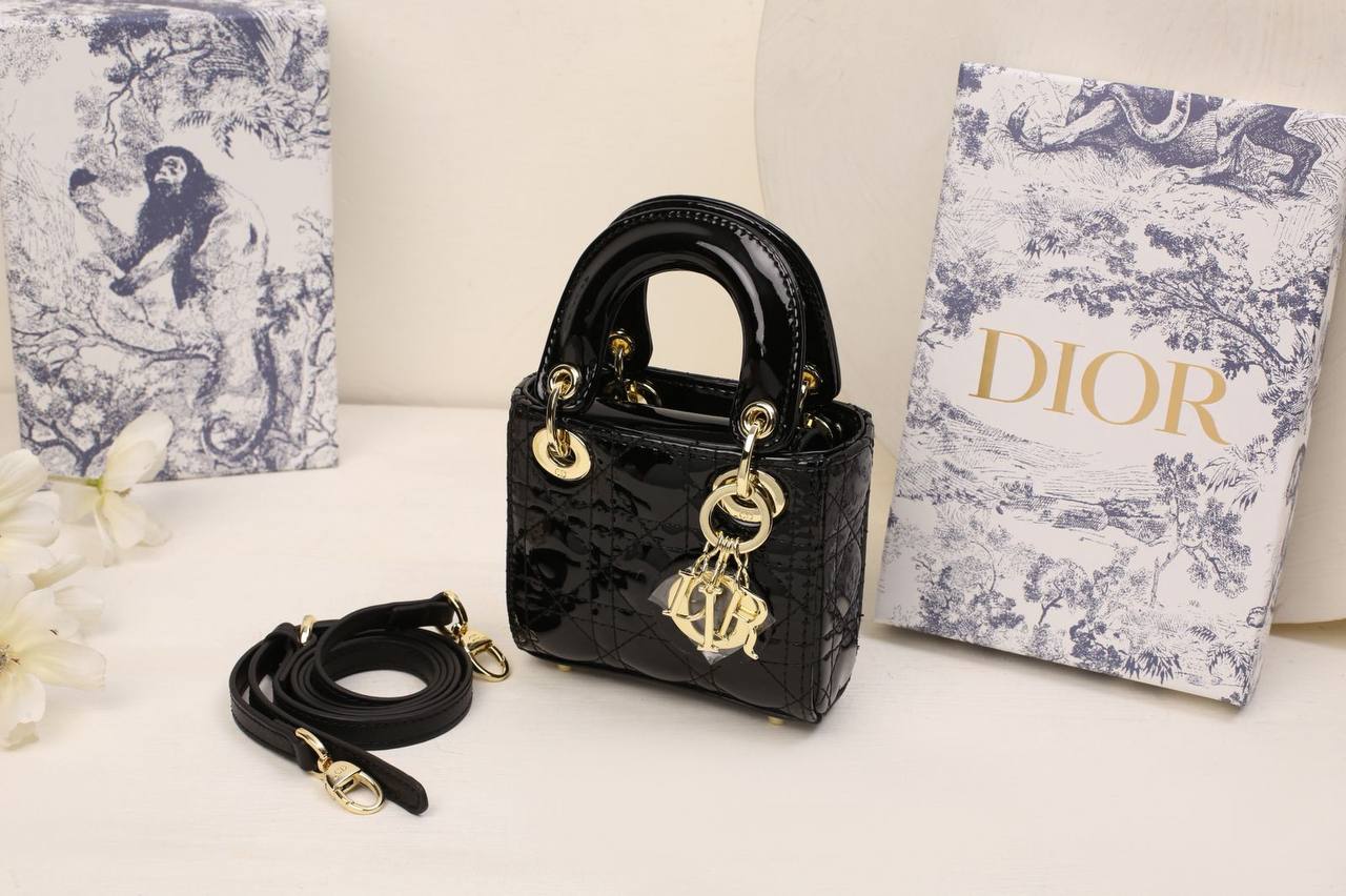 Dior

withbox 
🎁🎁🎁

100 dhs✅

Zain143
♥️♥️♥️