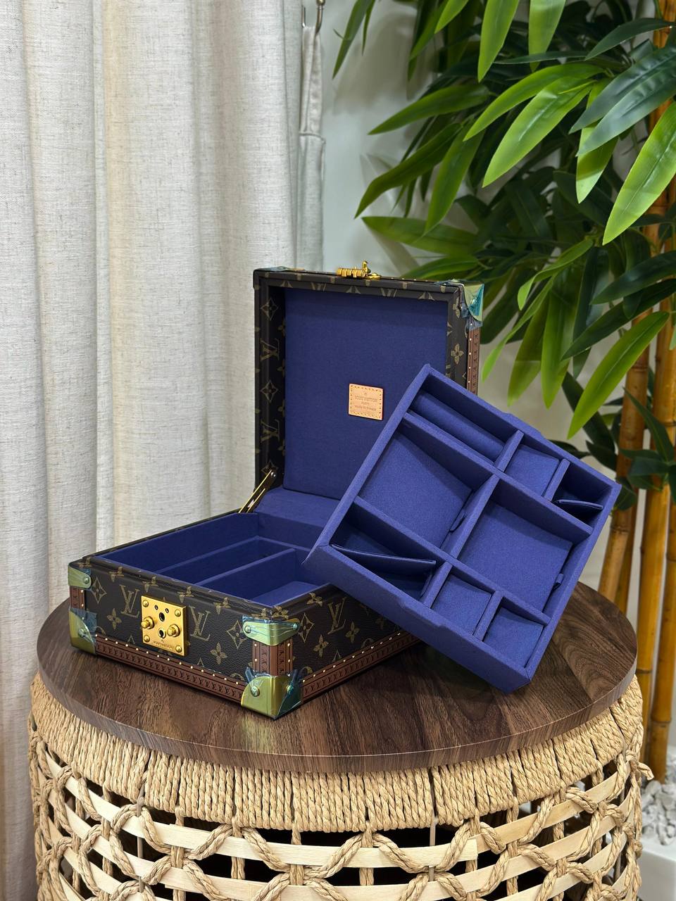 BRAND- LOUIS VUITTON 
*❗️JEWELLERY BOX❗*
*SUPER MASTER QUALITY ❗*
950 dhs✅
*WITH  PAPERBAG❗*

Zain267
♥️♥️♥️
