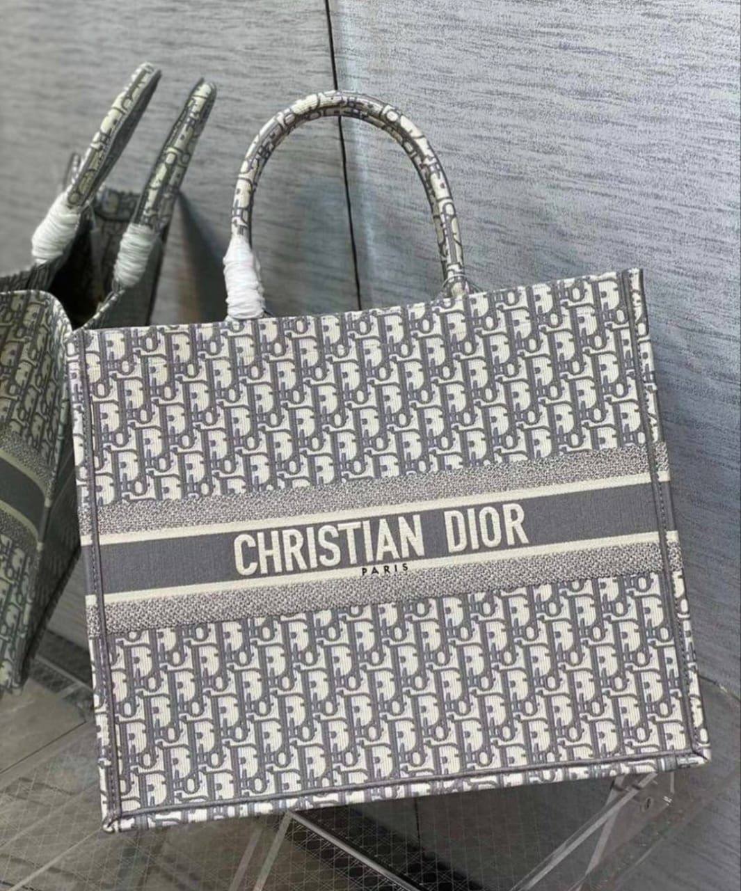 Dior

with box🎁🎁🎁

120 dhs🇦🇪
41cm

Zain143
♥️♥️♥️