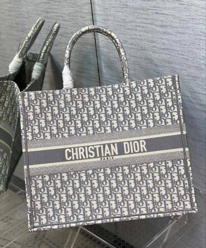 Dior

with box🎁🎁🎁

120 dhs🇦🇪
41cm

Zain143
♥️♥️♥️