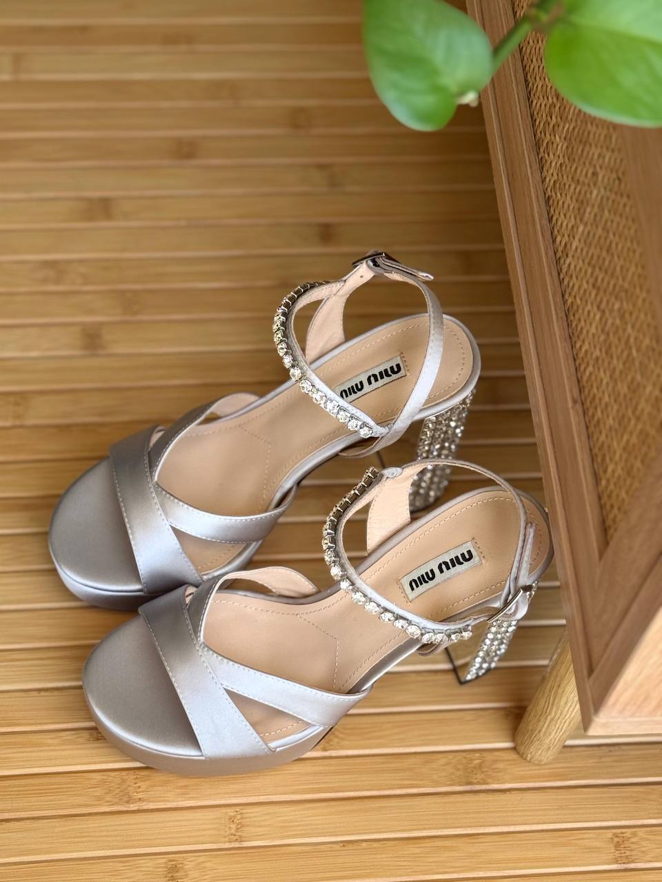 Miu Miu
𝗦𝗶𝘇𝗲: 𝟯𝟲 𝘁𝗼𝗼 𝟰𝟭 
510 dhs🇦🇪

Zain178
♥️♥️♥️