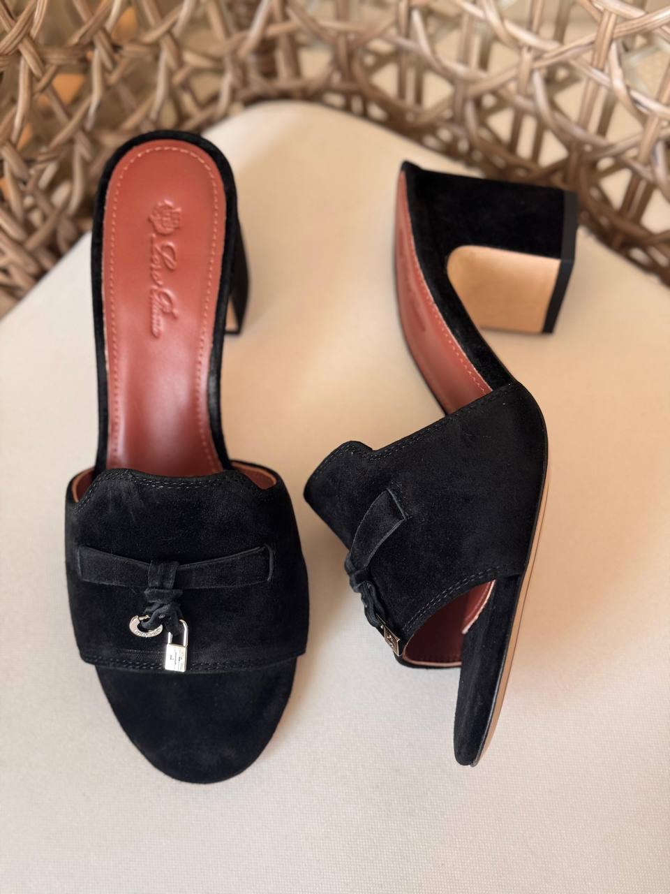 LORO PIANA 🩵
Size: 36 to 41
Super master quality
450 dhs✅

Zain198
♥️♥️♥️