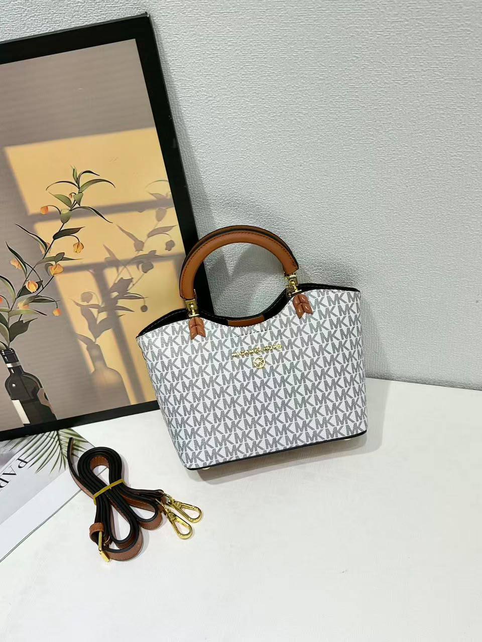 MK
100 dhs🇦🇪🇦🇪

SIZE：18cm

Good-quality 

with box
Zain35
♥️♥️♥️