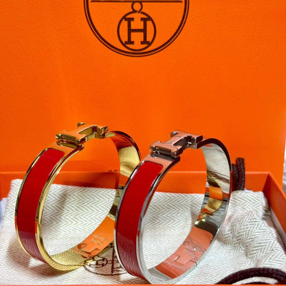 Hermes ❤️‍🔥*
Bangle 💥
Master quality 💯
Size 17,19 available 💁
With normal boxes 📦 
45 dhs🪙🌨️
With master box 🗃️ 
60 dhs🪙🌨️

Zain216
♥️♥️♥️