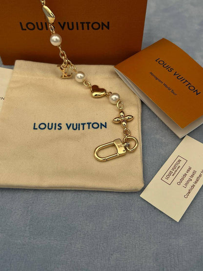 Louis Vuitton 🦋*
Bag charms ❤️‍🔥
Master quality 💯
With normal boxes 📦 
45 dhs🪙🖤
With master box 🗃️ 
60 dhs🪙🖤

Zain216
♥️♥️♥️