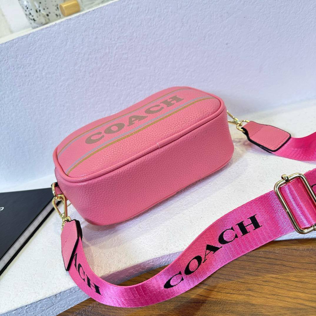Coach
20*13*6.5cm
50 dhs✅

Zain17
♥️♥️♥️