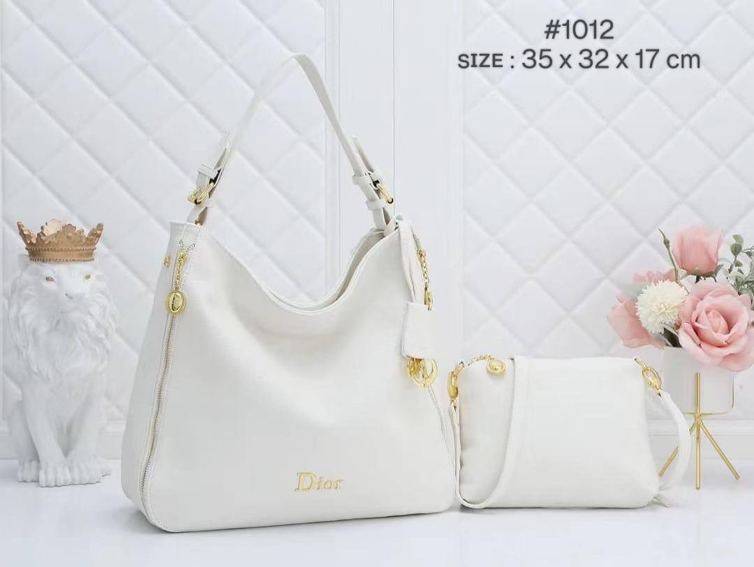 CHRISTIAN DIOR
HOBO TOTEBAG 2n1
ᴡɪᴛʜ sʟɪɴɢ ᴘᴏᴜᴄʜ
ʟᴇᴀᴛʜᴇʀ ᴍᴀᴛᴇʀɪᴀʟ
ɢᴏʟᴅ ʜᴀʀᴅᴡᴀʀᴇ
sɪᴢᴇ : 35 cm

110 dhs✅

Zain31
♥️♥️♥️