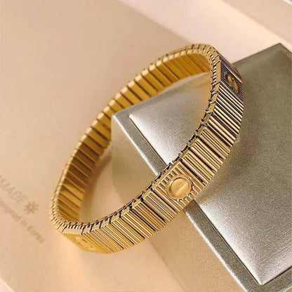 Cartier ❤️‍🔥
Bracelet 🔥
Stainless steel 💯
With black boxes 🗃️ 

30 dhs 🇦🇪🇦🇪 
With normal boxes 📦 

And paper bag 🛍️
35 dhs🇦🇪🇦🇪

Zain216
♥️♥️♥️