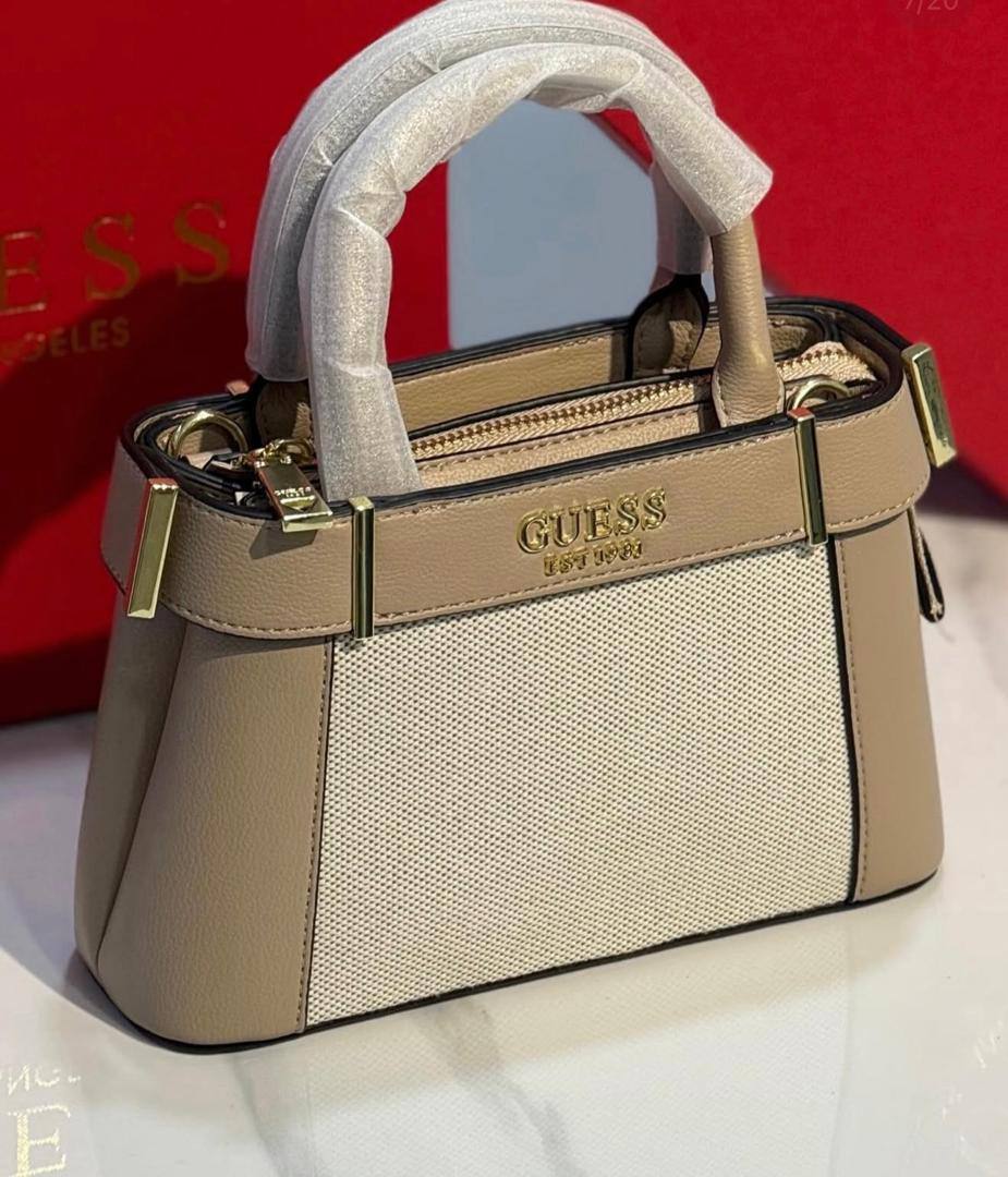 Guess
95 dhs🪙🌨️

with box
🎁🎁🎁

size 21cm

Zain26
♥️♥️♥️