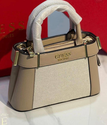 Guess
95 dhs🪙🌨️

with box
🎁🎁🎁

size 21cm

Zain26
♥️♥️♥️