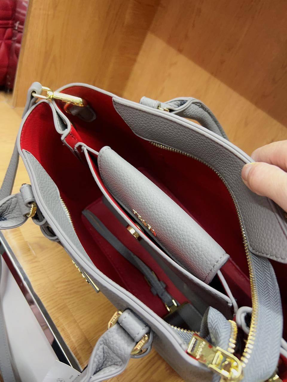 Prada
High quality
100 dhs✅

Zain50
♥️♥️♥️
