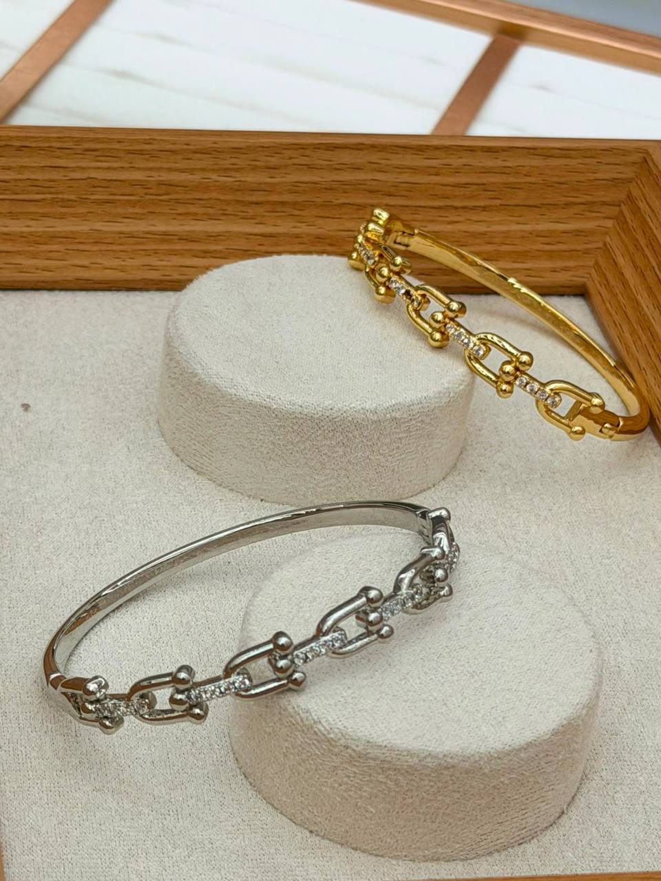 Bangle ❤️‍🔥*
good quality 💯
With black boxes 🗃️ 
20 dhs💓
With normal boxes 📦 
And paper bag🛍️
30 dhs💓

Zain216
♥️♥️♥️