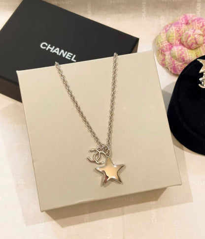 Chanel set

Necklace 
Ring adjustable 💍 
Master quality 


100 dhs🇦🇪🇦🇪

normal box 📦
Zain48
♥️♥️♥️