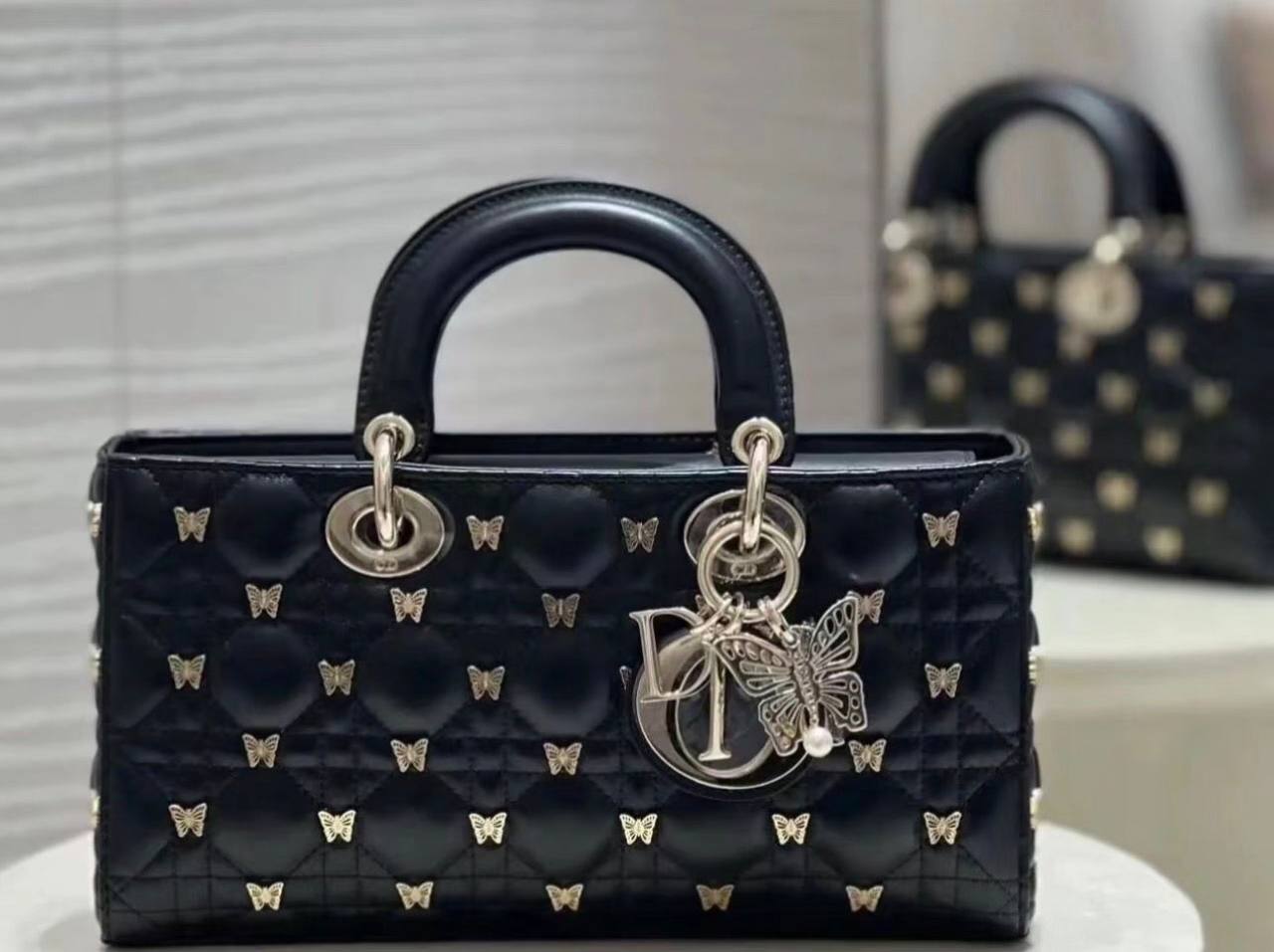 Dior
130 dhs✅
High quality 

with box
🎁🎁🎁

Zain35
♥️♥️♥️
