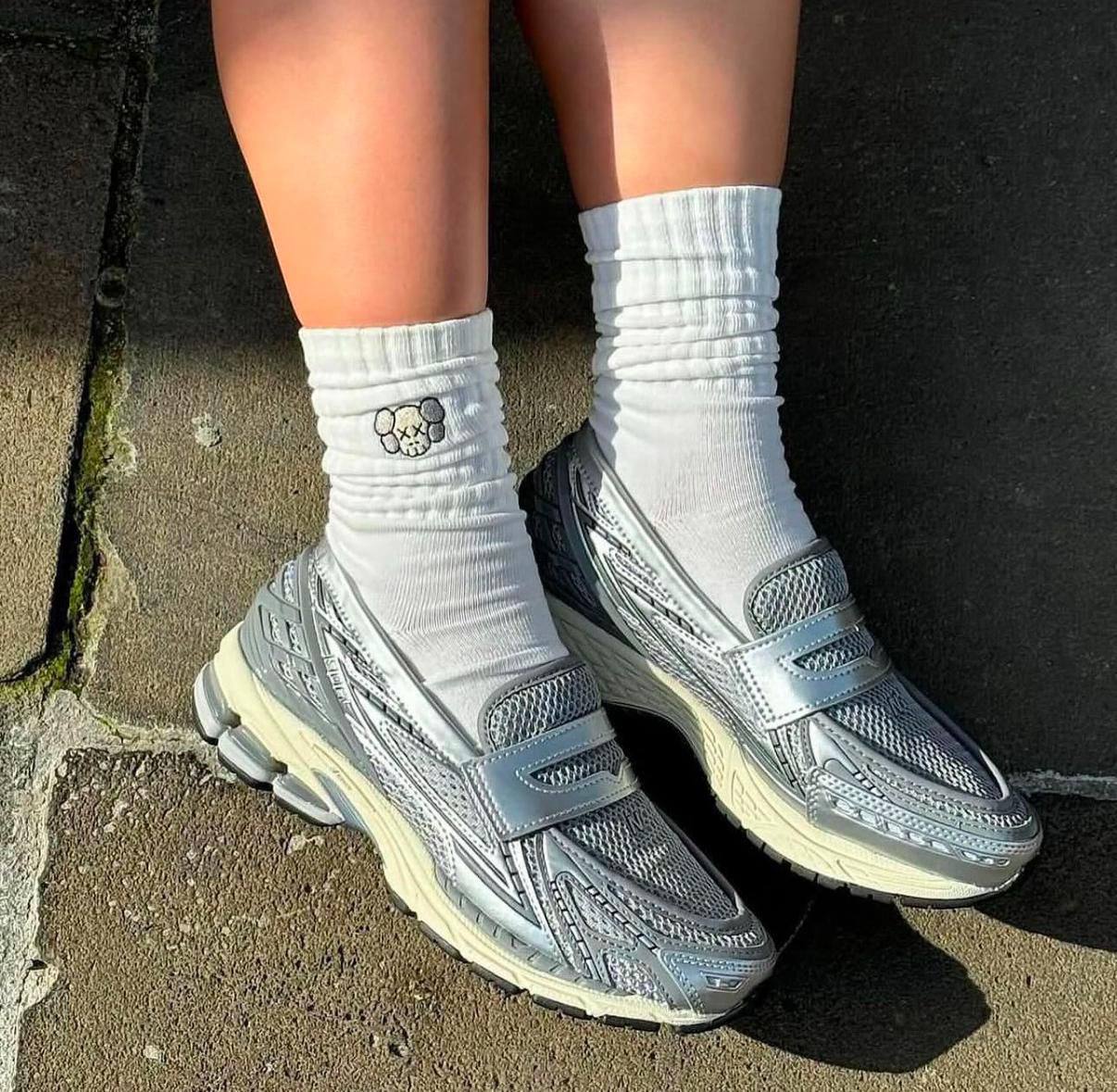 New Balance 1906L Metallic Silver，Size 36-45 ，
220 dhs🪙🌨️

Zain18
♥️♥️♥️