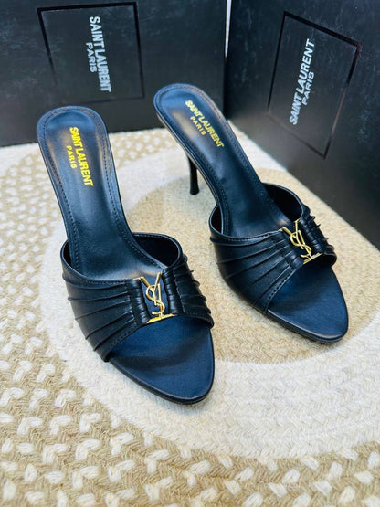 Chanel - YSL
High quality 
size 36-42 
110 dhs🪙🌨️

Zain132
♥️♥️♥️