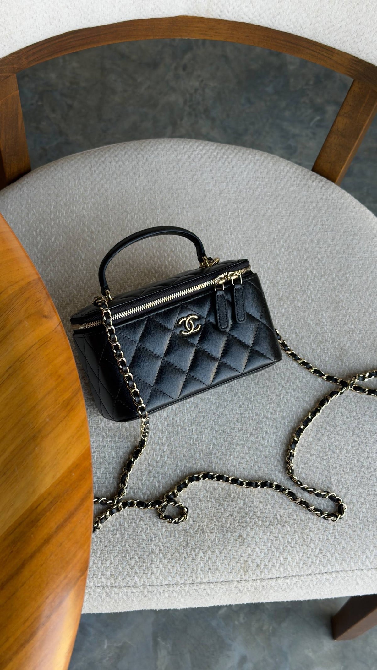 New collection ⚜️
CHANEL 💚
VIP quality 💎
Chanel Vanity with chain ✨
Size : 16 cm
For Price 👇 WhatsApp✅
0568585901 
0507557372
0552275751 Owner Zain 👌

Zain336
♥️♥️♥️
