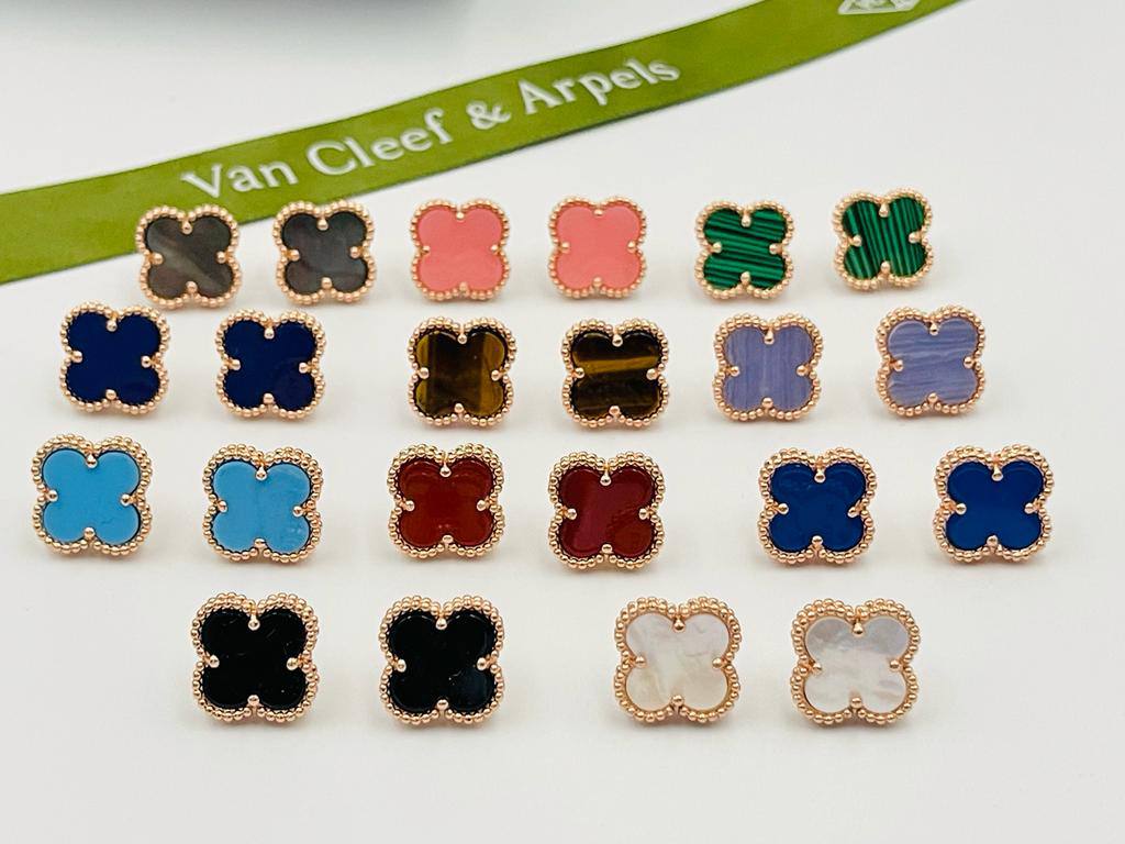VCA 
EARRING 💫✨
WITH BOX AND PAPER BAG🛍️🎁 
50 DHS🇦🇪🇦🇪 
GOLD ROSE GOLD SILVER AVAILABLE

Zain89
♥️♥️♥️
