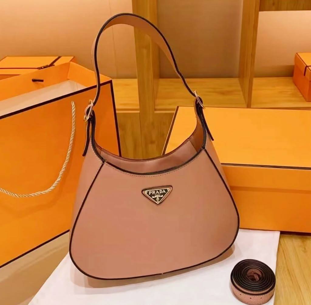 PRADA NEW CAME GOOD QUALITY WITH BOX
75 dhs🇦🇪🇦🇪

Zain295
♥️♥️♥️