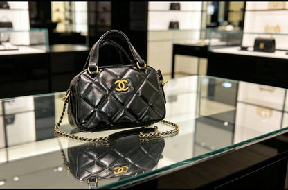 Chanel 

100 dhs✅

with box
🎁🎁🎁

Size:18-12-7

Zain07
♥️♥️♥️