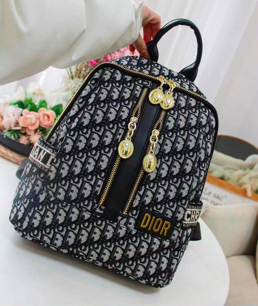 DIOR BACKPACK NEW CAME 
GOOD QUALITY  
90 dhs✅

Zain295
♥️♥️♥️