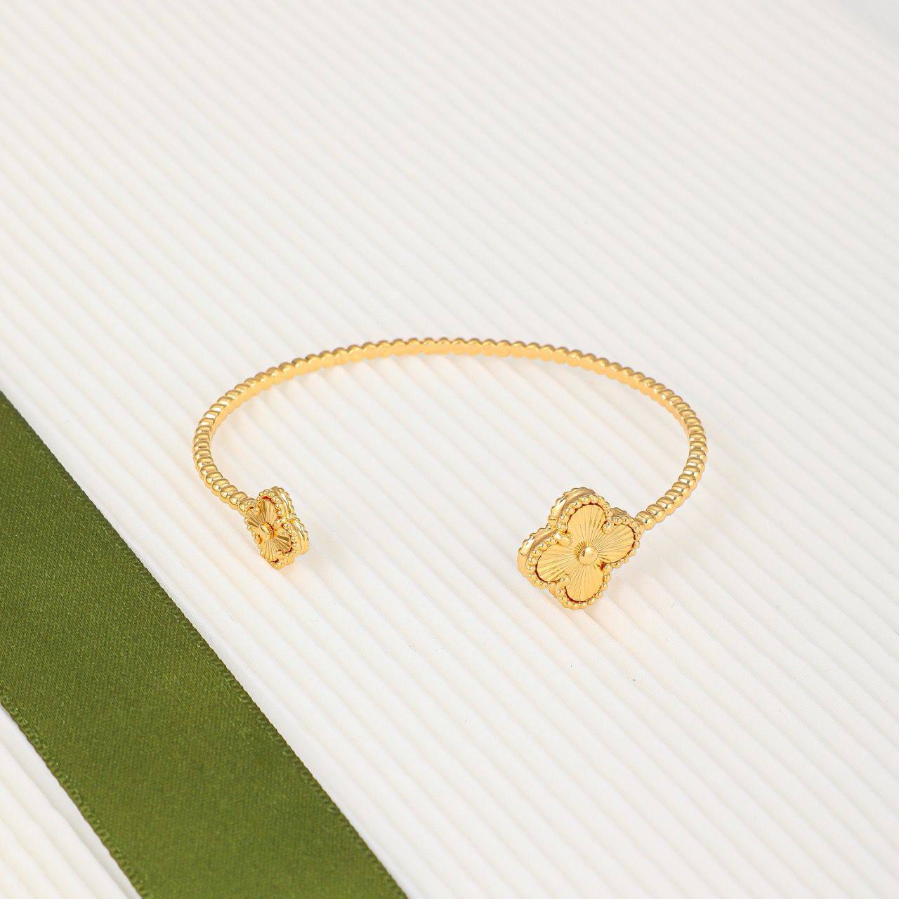 VCA ❤️‍🔥*
Bangle ✨
Master quality 💯
With normal boxes 🗃️ 
60 dhs✅
With master box 📦 
90 dhs✅

Zain216
♥️♥️♥️