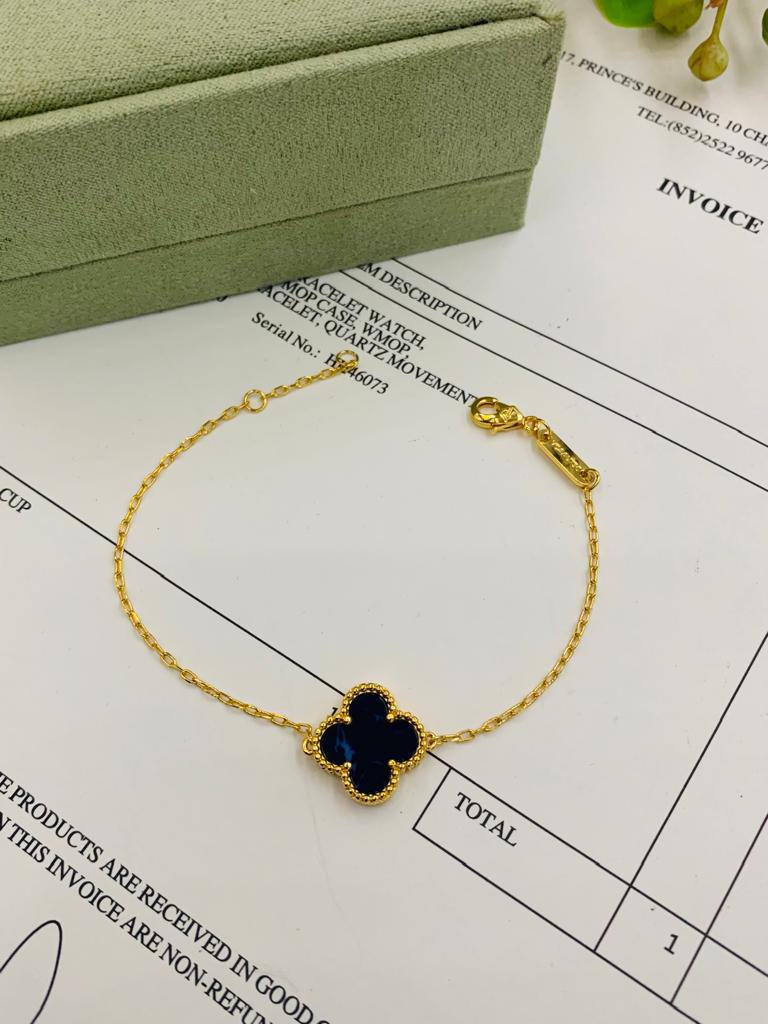VCA Set 🌼💫
*NECKLACE 1 FLOWER*
*BRACELET 5&1 FLOWER*
*EARRING   1* *FLOWER*  
260 dhs✅
       _*WITH*_
    *Good Box* and Paper BAG🎁🛍️

Zain89
♥️♥️♥️