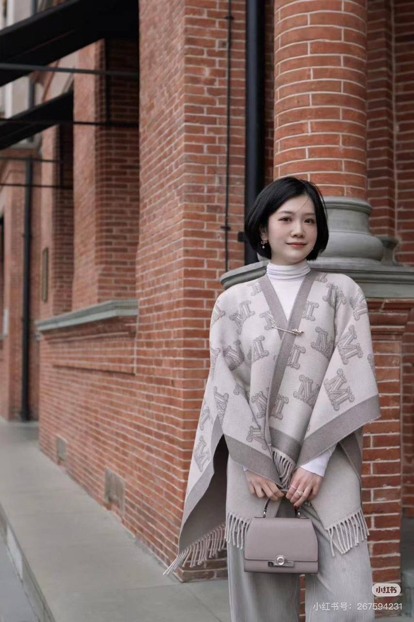 For winter big scarf 🛍️🧚‍♀️🧚‍♀️
Free size 
160 dhs🪙💕
Master Good pualiit

Zain231
♥️♥️♥️