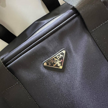PRADA TRAVELING BAG 
COPY ONE NEW CAME 
150 dhs✅
SIZE: 45 CM

Zain39 
♥️♥️♥️