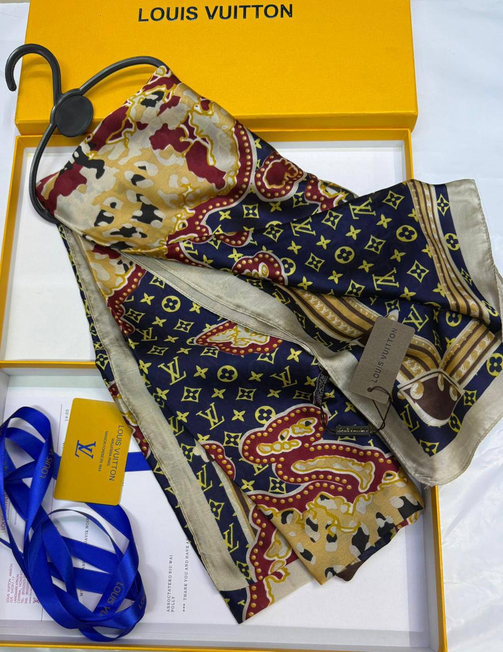 LV - Gucci
Silk scarf 
40 dhs✅
55 dhs✅ 

with box🎁🎁🎁

Zain93
♥️♥️♥️
