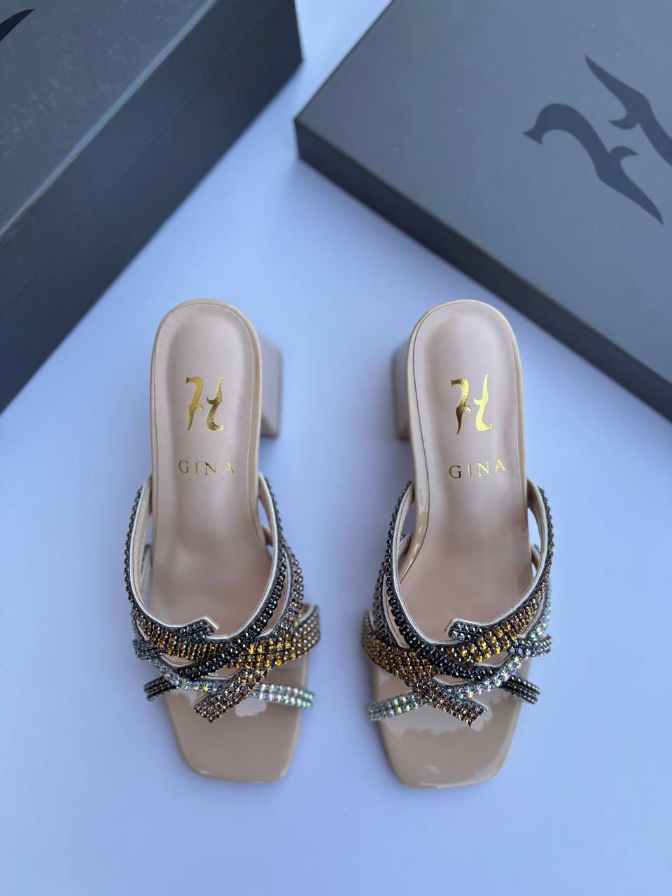 Gina 
120 dhs🪙🌨️
Size 36-42

Zain55
♥️♥️♥️