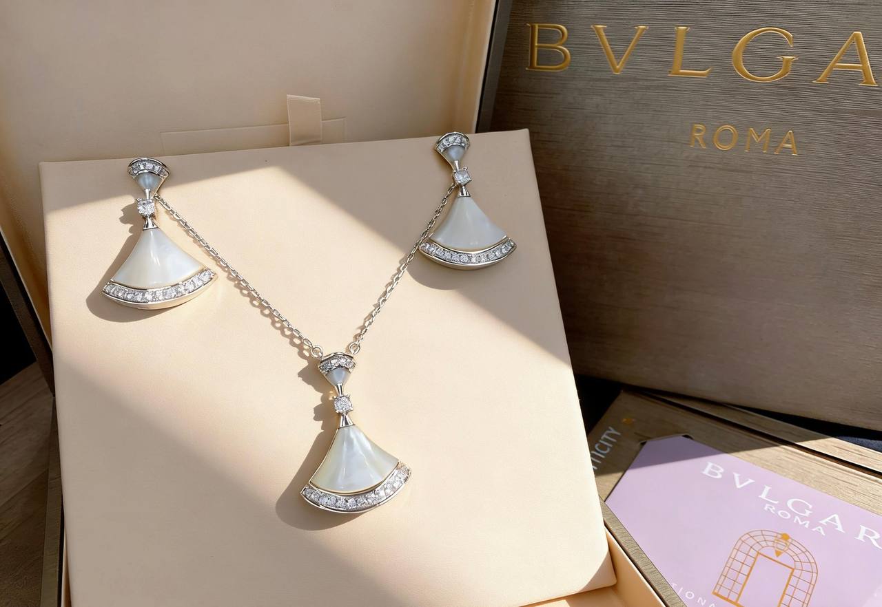 BVLGARI SET
NECKLACE
EARRINGS
MASTER💫✨🌟
WITH NORMAL BOX AND PAPER BAG
130 DHS✅

Zain89
♥️♥️♥️