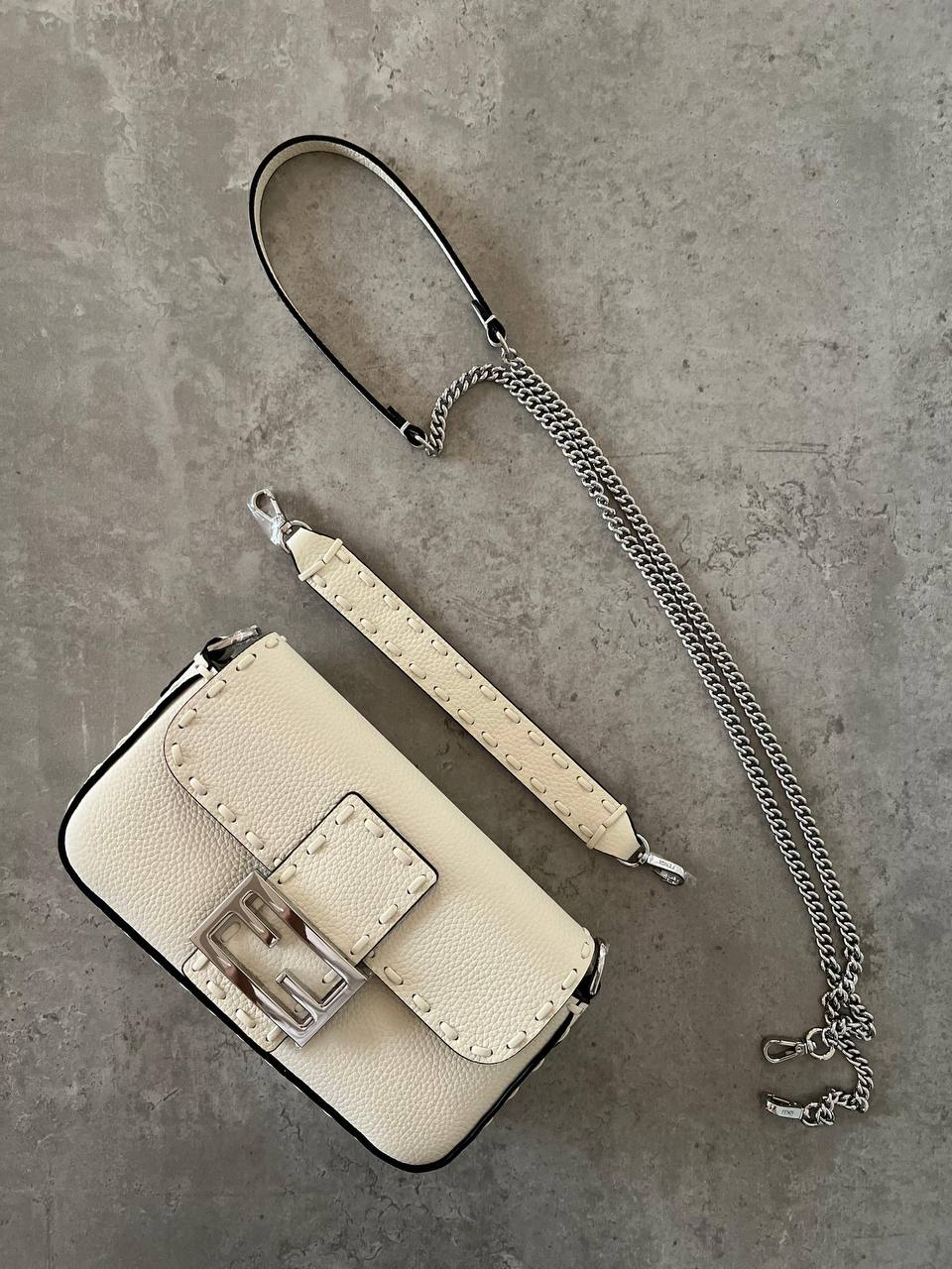 FENDI
𝐁𝐀𝐆𝐔𝐄𝐓𝐓𝐄 𝐌𝐈𝐍𝐈 𝐒𝐈𝐙𝐄 𝟏𝟗𝐜𝐦 𝐒𝐔𝐏𝐄𝐑 𝐌𝐀𝐒𝐓𝐄𝐑 𝐐𝐔𝐀𝐋𝐈𝐓𝐘 
900 dhs💓

ETAG4
♥️♥️♥️