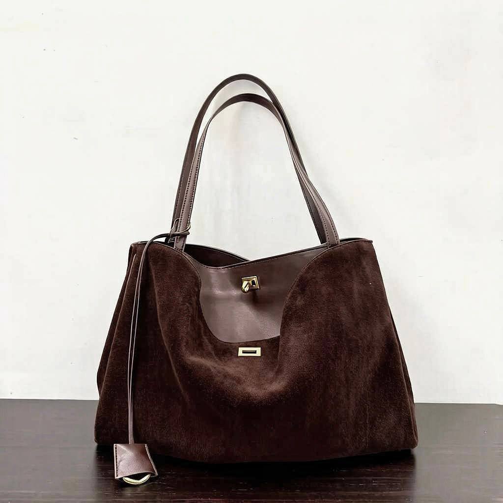 BALENCIAGA 
COPY ONE NEW CAME 
155 dhs💓

Zain39
♥️♥️♥️